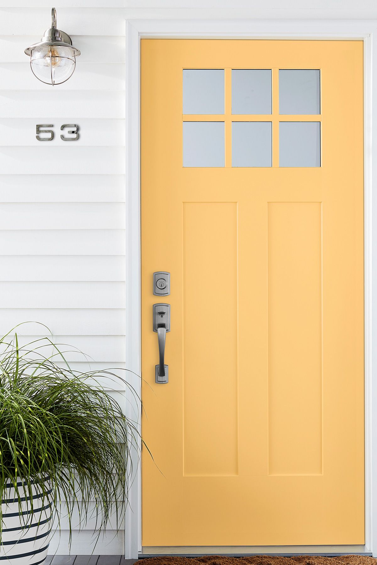 Ārējās mājas krāsošanas ceļvedis: dzeltenas priekšējās durvis