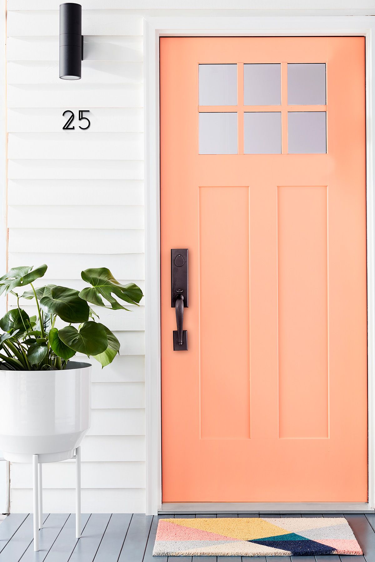 Gids voor het schilderen van de buitenkant van het huis: roze voordeur
