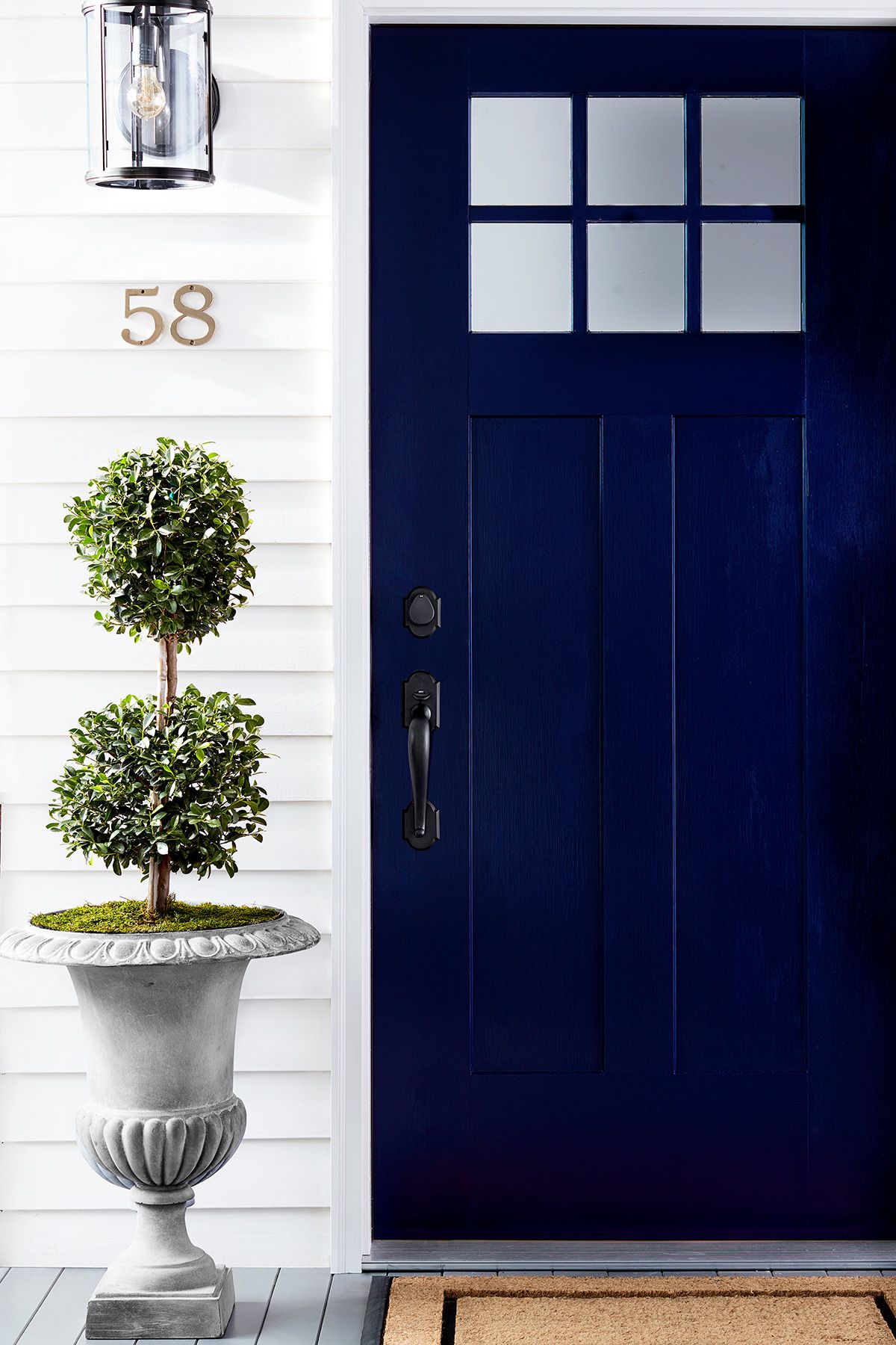 Guía de pintura exterior de la casa: puerta de entrada azul marino