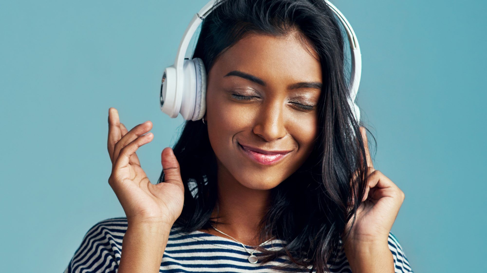 المدونات الصوتية لأسلوب الحياة الصحي من أجل التحفيز: امرأة تحمل سماعات رأس تستمع إلى البودكاست