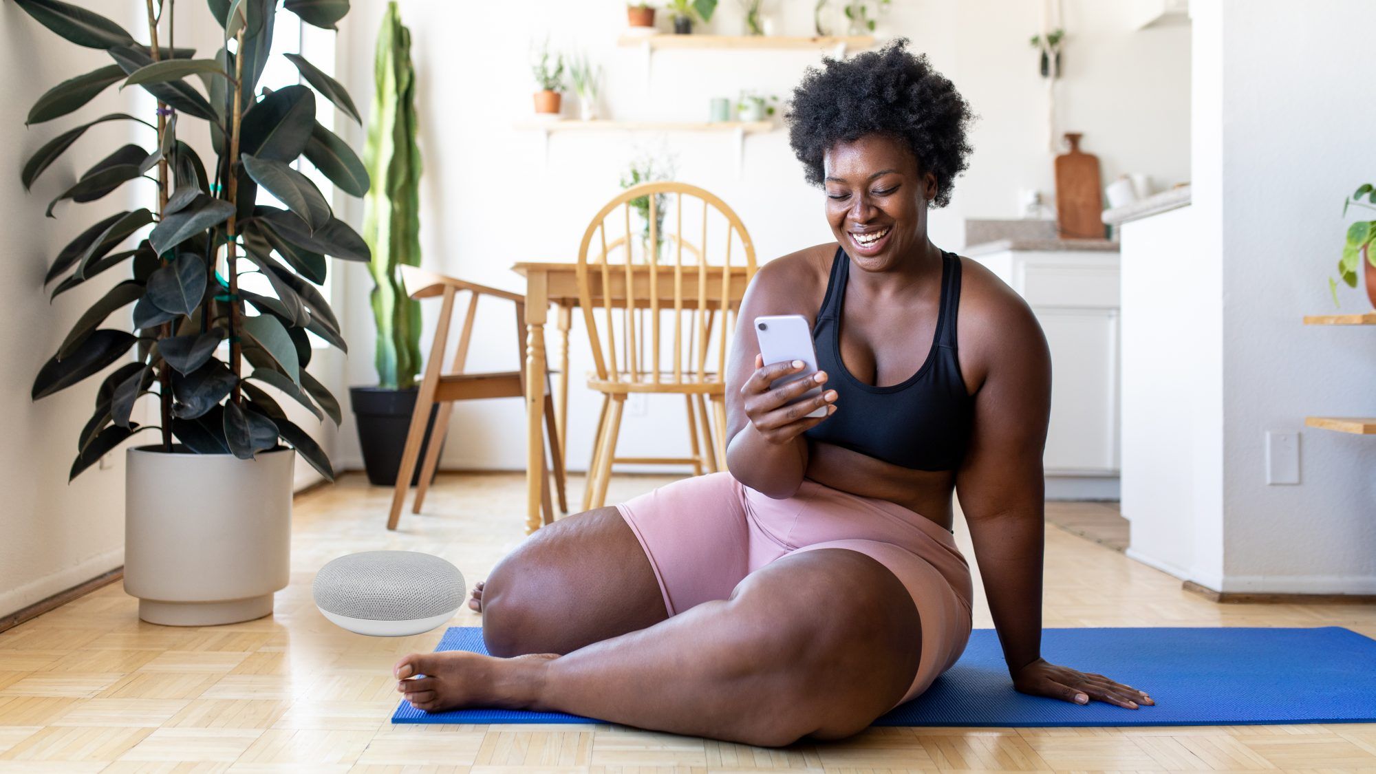 Die besten Podcasts für Body Positive and Acceptance – Frau auf Yogamatte, die auf ihr Handy schaut