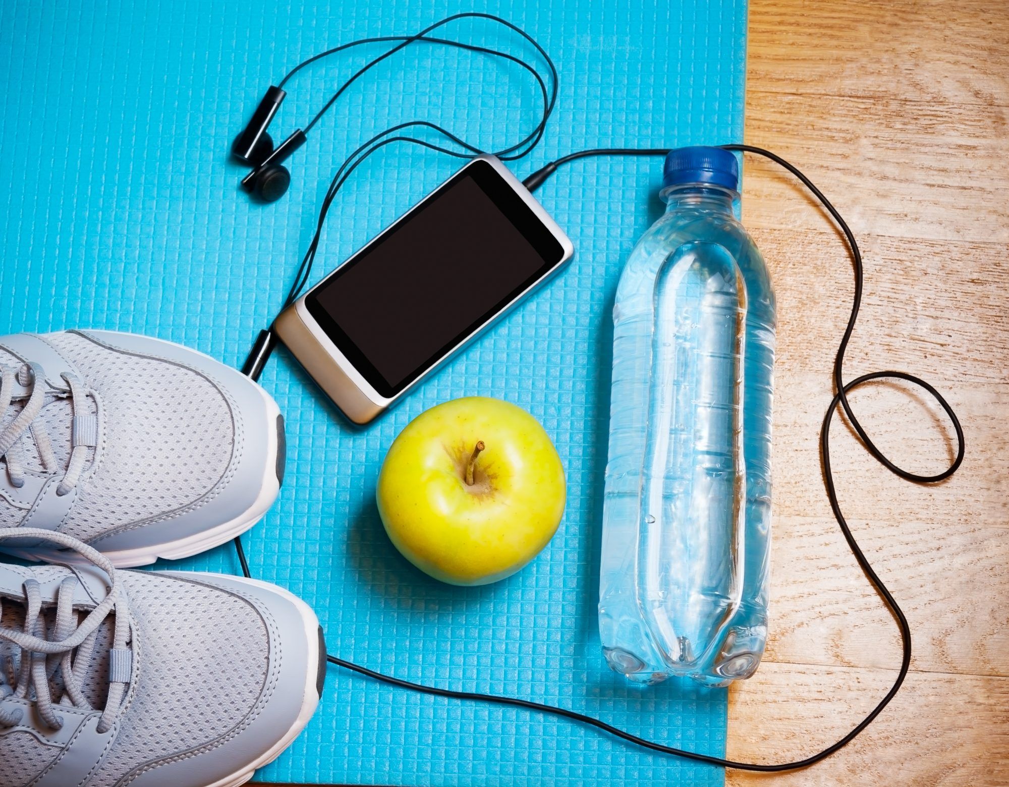 Yürüyüşe Çıkarken Dinlenecek En İyi Podcast'ler: spor ayakkabılar, telefon, kulaklıklar