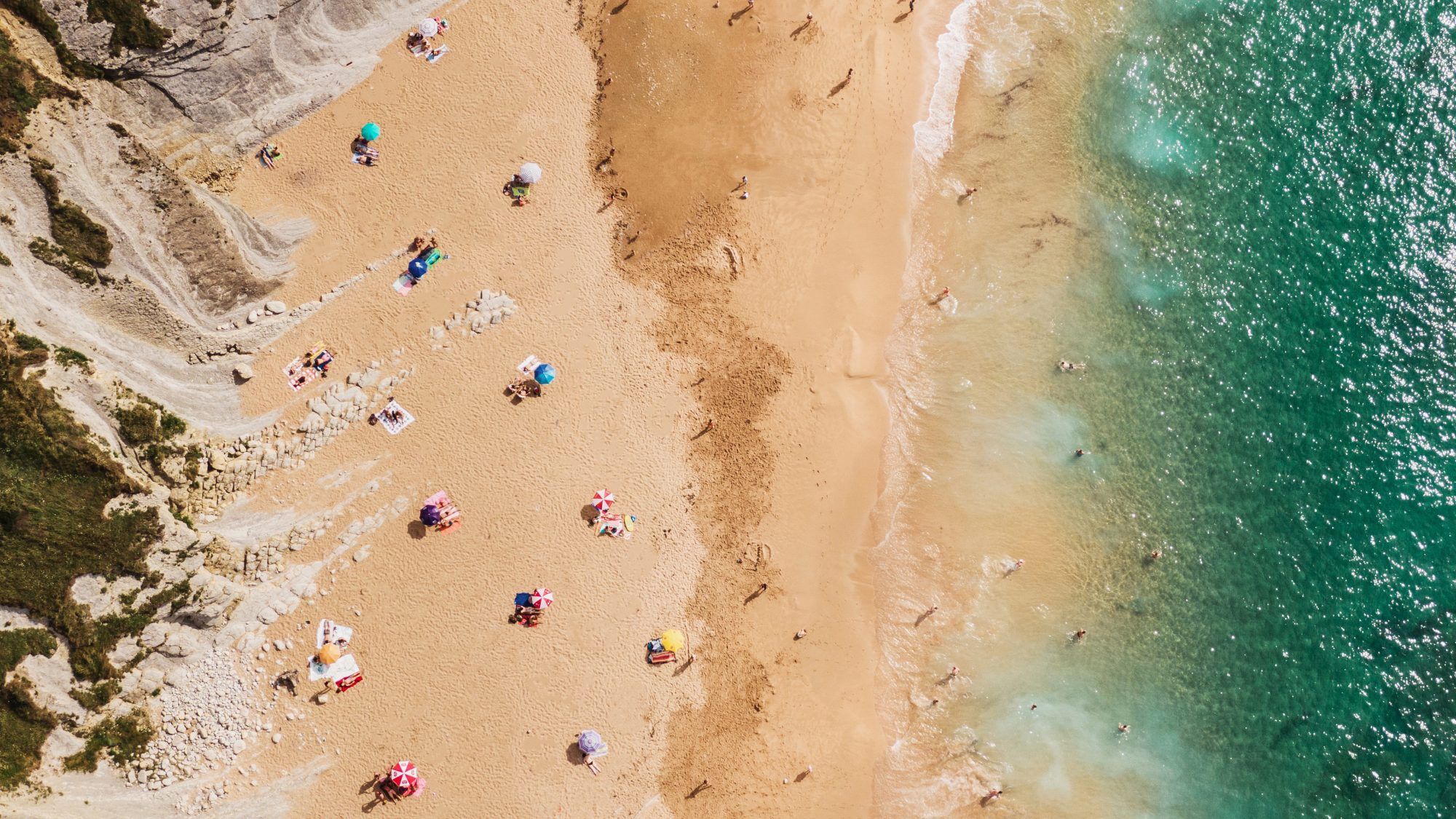 10 måder at nyde pools og strande, mens du forbliver sikker mod COVID-19
