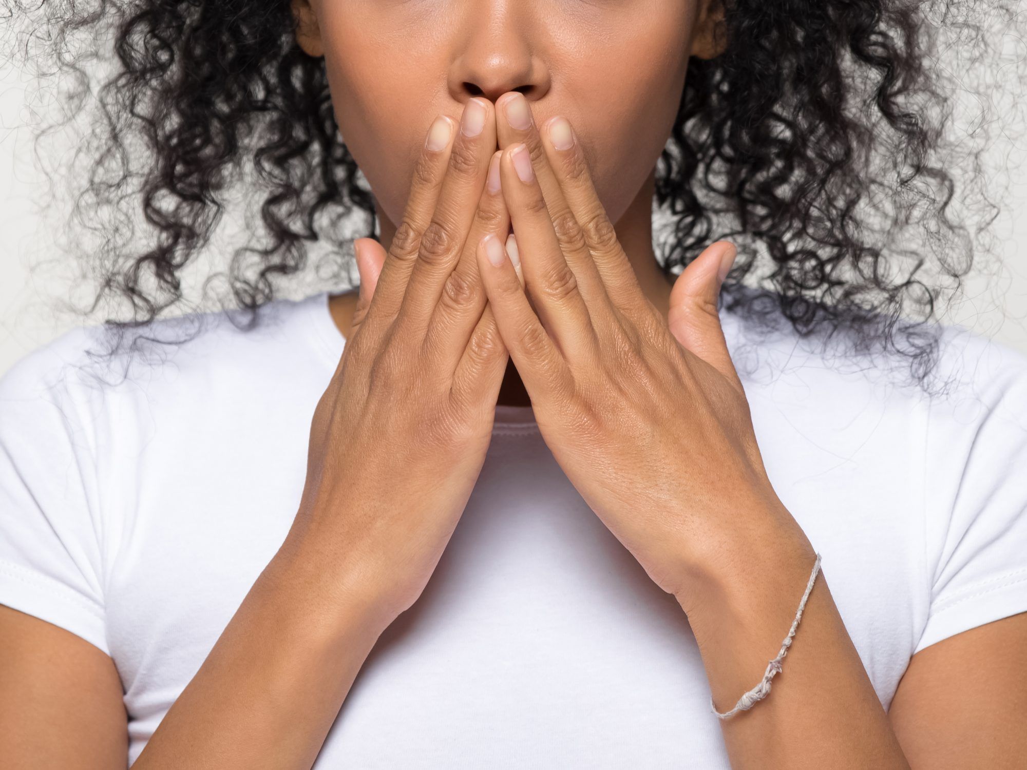 herpes labial: mujer tapándose la boca