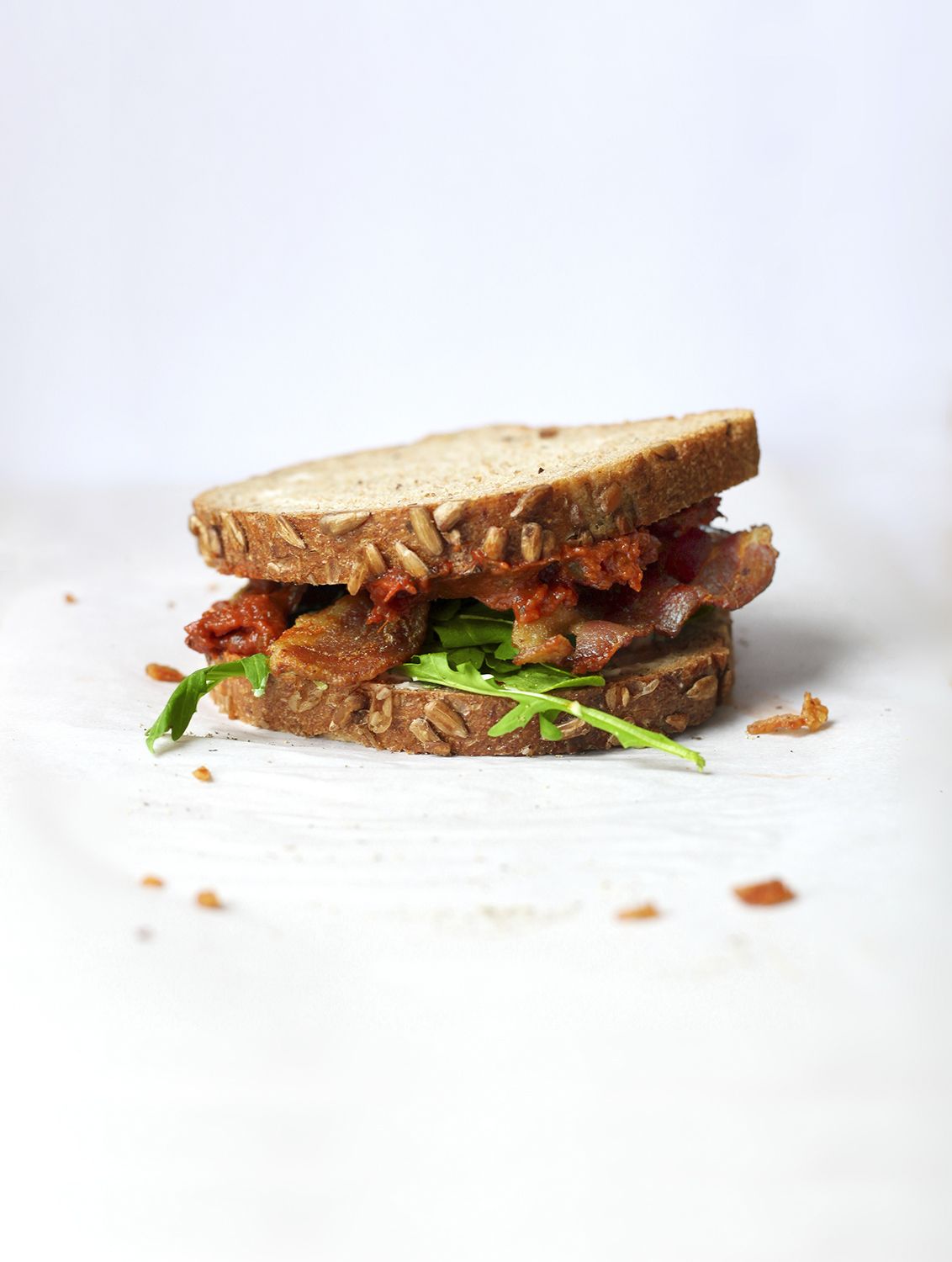 Sandwich cu bacon, rucola și gem de roșii