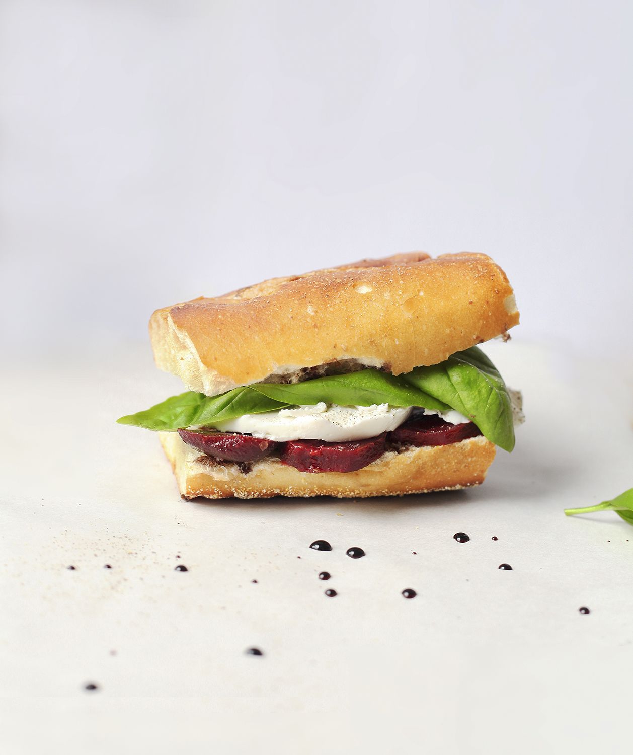 Friss Mozzarella, répa és bazsalikomos szendvics