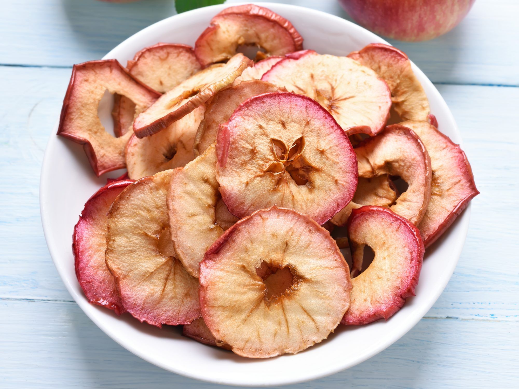 Kā dehidrēt ābolus cepeškrāsnī, gaisa fritē vai dehidratatorā