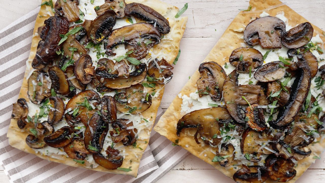 matzo-pizza-opskrifter: svampe og gedeost