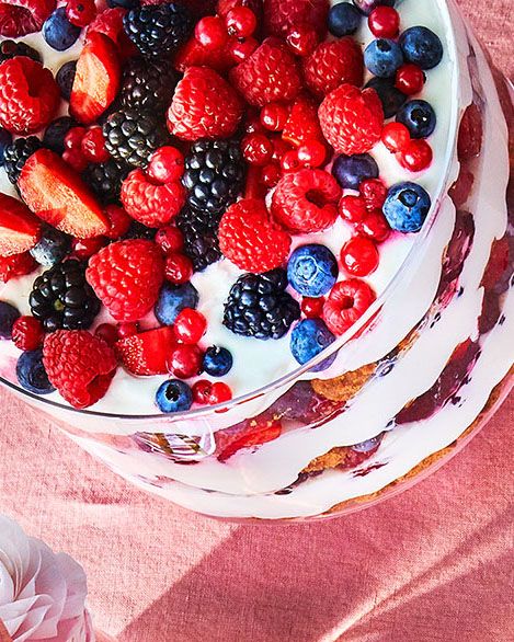 Summer Berry Trifle With Elderflower Cream Opskrift