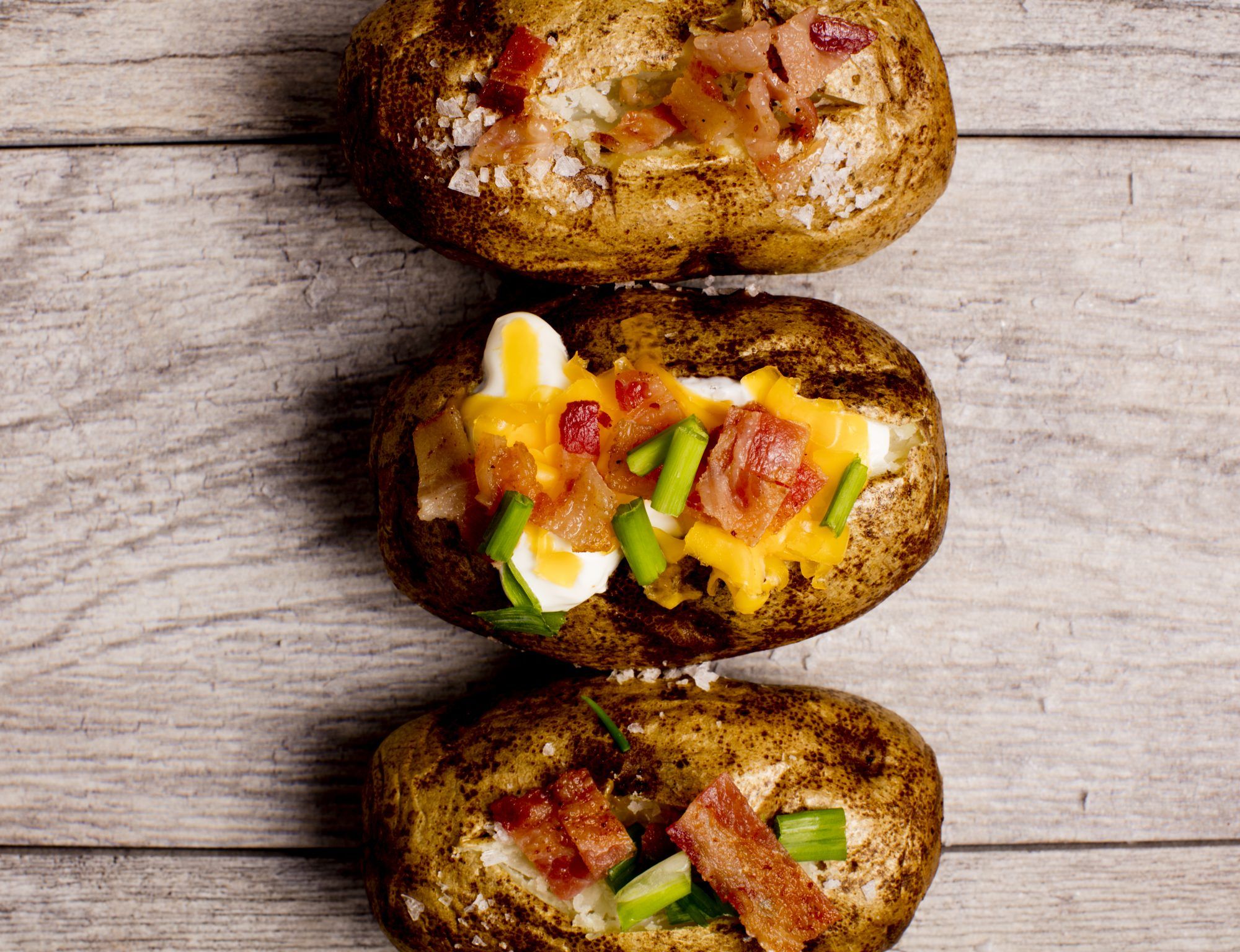 هذه هي أفضل طريقة لخبز البطاطس — بالإضافة إلى 9 طرق إبداعية للحصول عليها