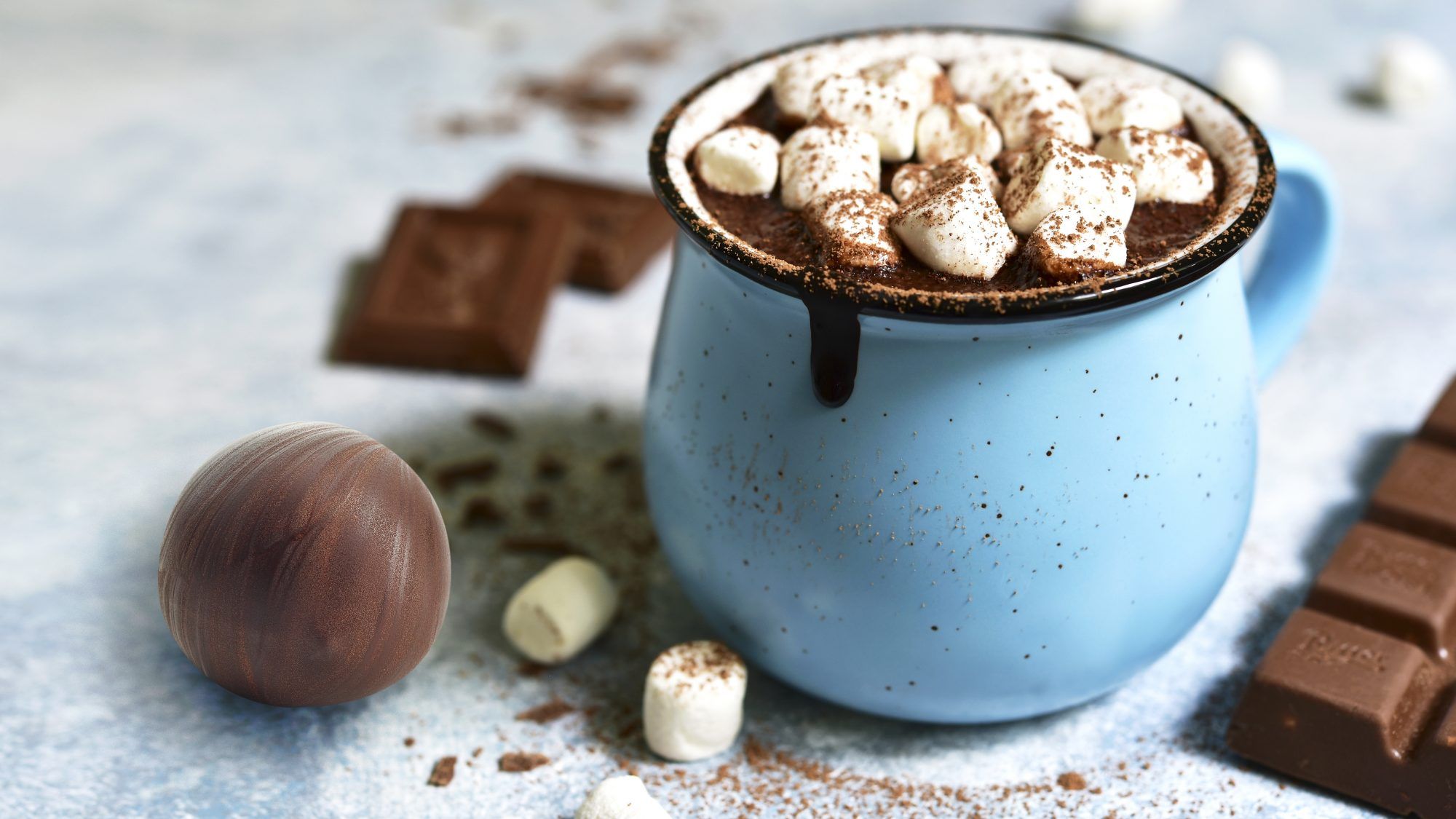 Sådan laver du hjemmelavede varme chokoladebomber til den mest dekadente drik nogensinde