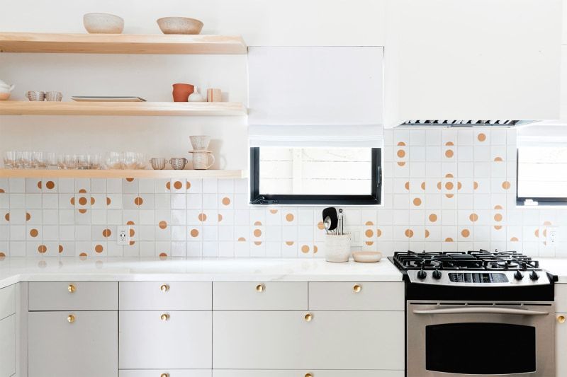 Virtuvė su smagiomis baltos ir auksinės spalvos plytelėmis