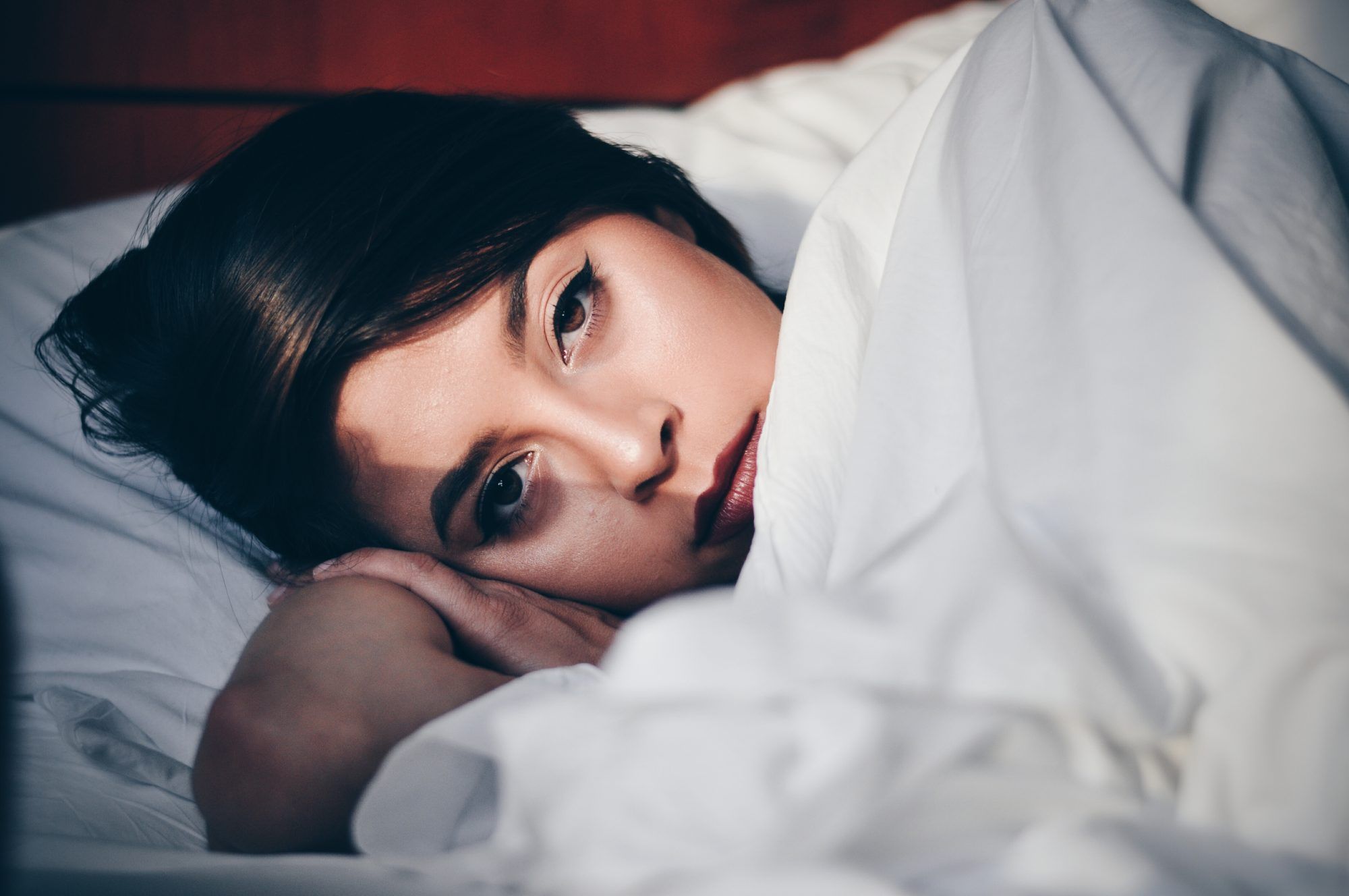 Her er hva som skjer med huden din når du sover med sminke, ifølge Derms