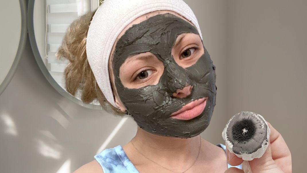 ผู้หญิงกำลังทดสอบ ALIVER Magnetic Facial Mask