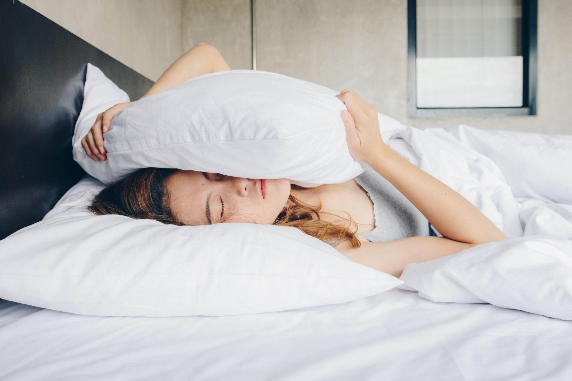 8 τρόποι αναβίωσης του κουρασμένου δέρματος μετά από έναν ύπνο μιας κακής νύχτας