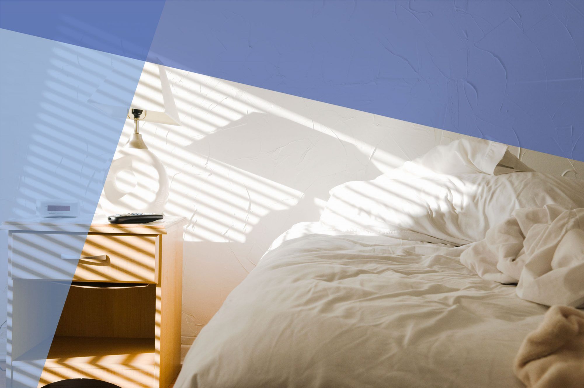 ข้อผิดพลาดทั่วไปในการนอน เรียนรู้วิธีการนอนหลับให้ดีขึ้น เตียงสีขาวและโต๊ะข้างเตียงไม้
