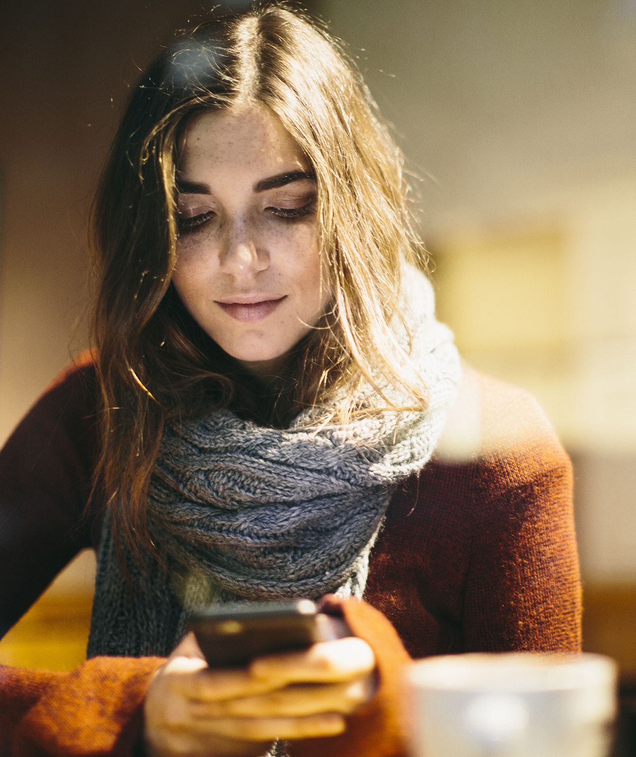 Vrouw met smartphone in café