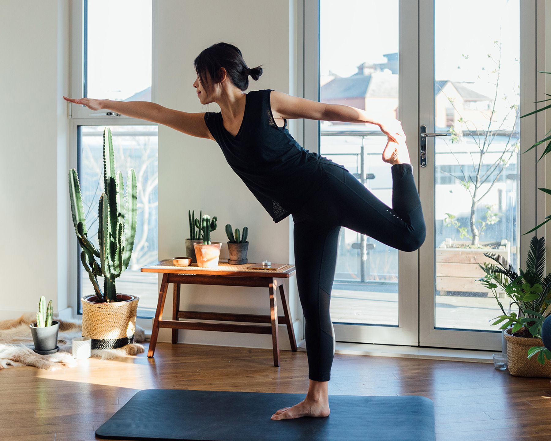 Yoga réparateur : femme faisant la danseuse