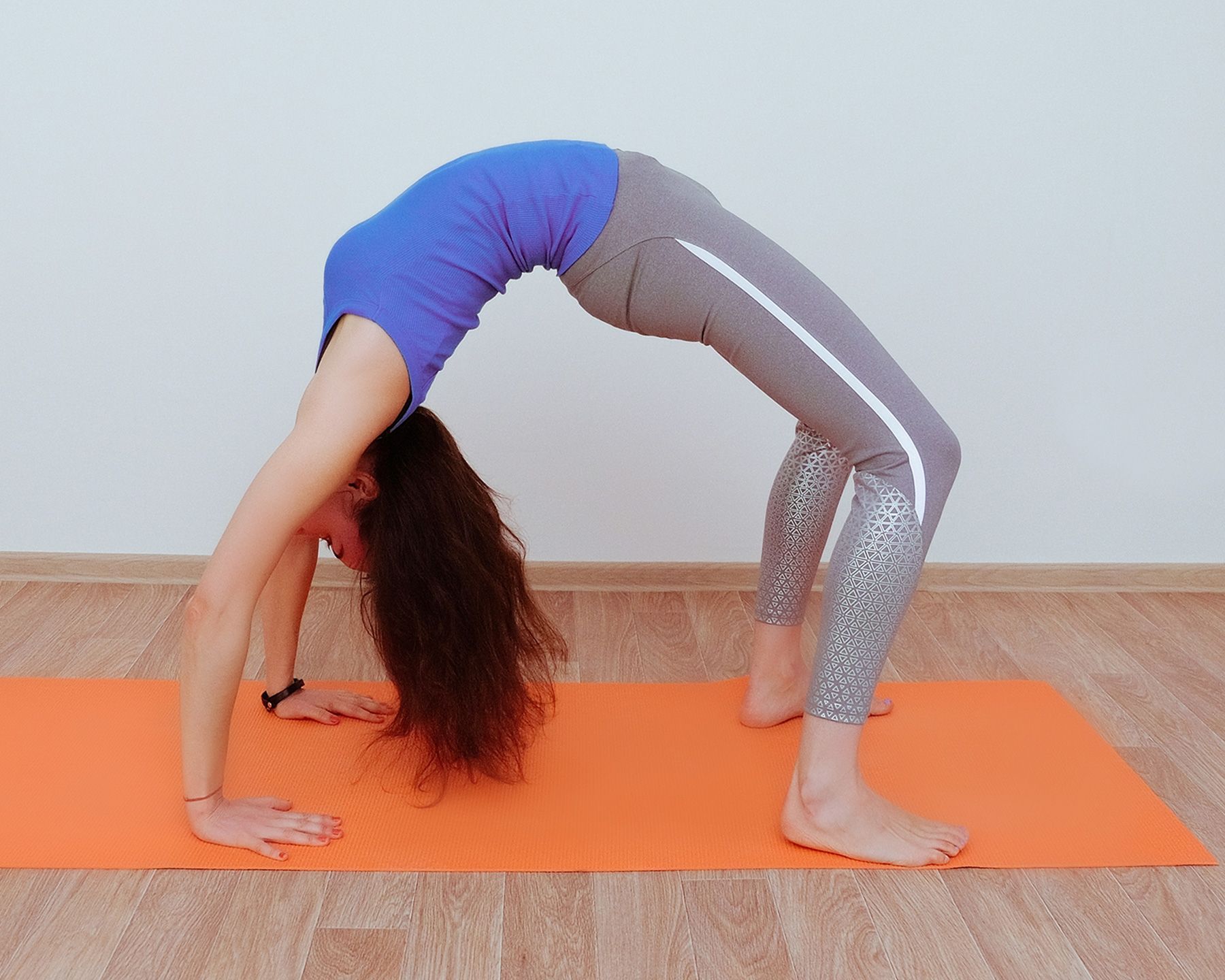 Yoga restaurativă: femeie care face poziție de yoga pe podul din spate