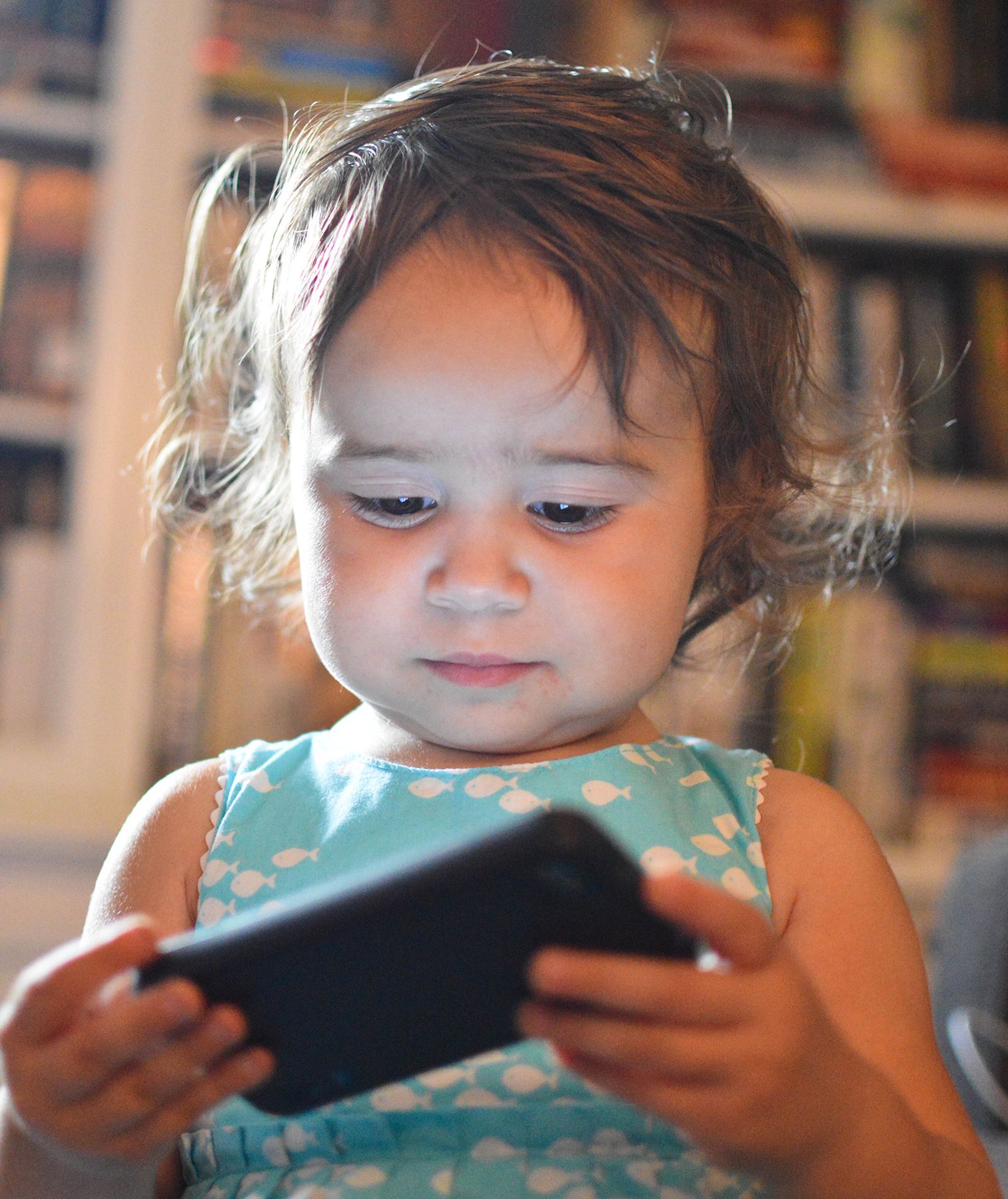 Småbarnsjente med mobiltelefon