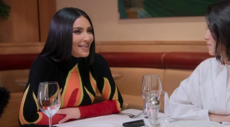   Kim Kardashian lacht als ze met Kourtney en Khloe praat over photoshoppen True's face onto Stormi in Disneyland