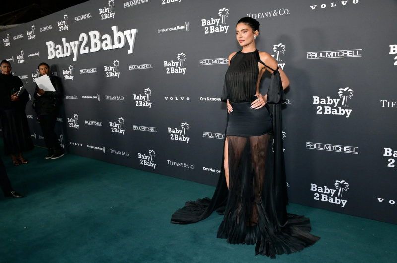 Kylie Jenner, aki áttetsző fekete ruhában mutogatja az íveket, libabőrt kölcsönöz nekünk