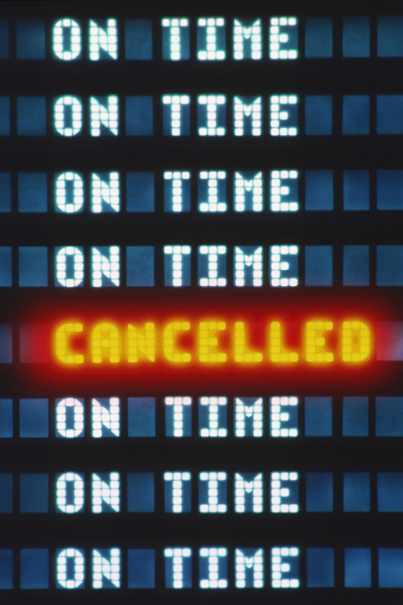 Pantalla de vuelo cancelado en el aeropuerto
