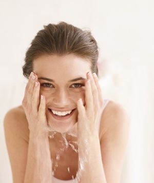 Kvinde vasker ansigt