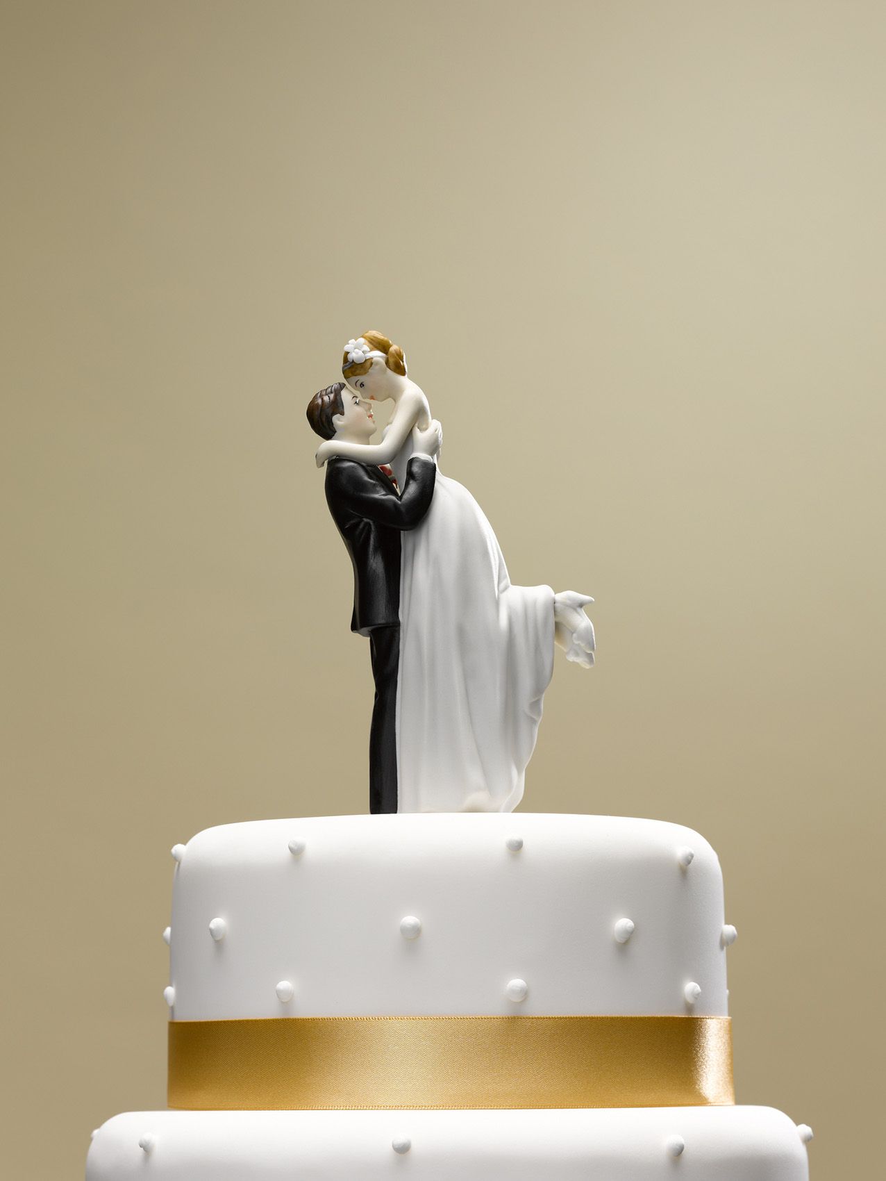 Līgavu un līgavaiņa virsotne uz kāzu torte