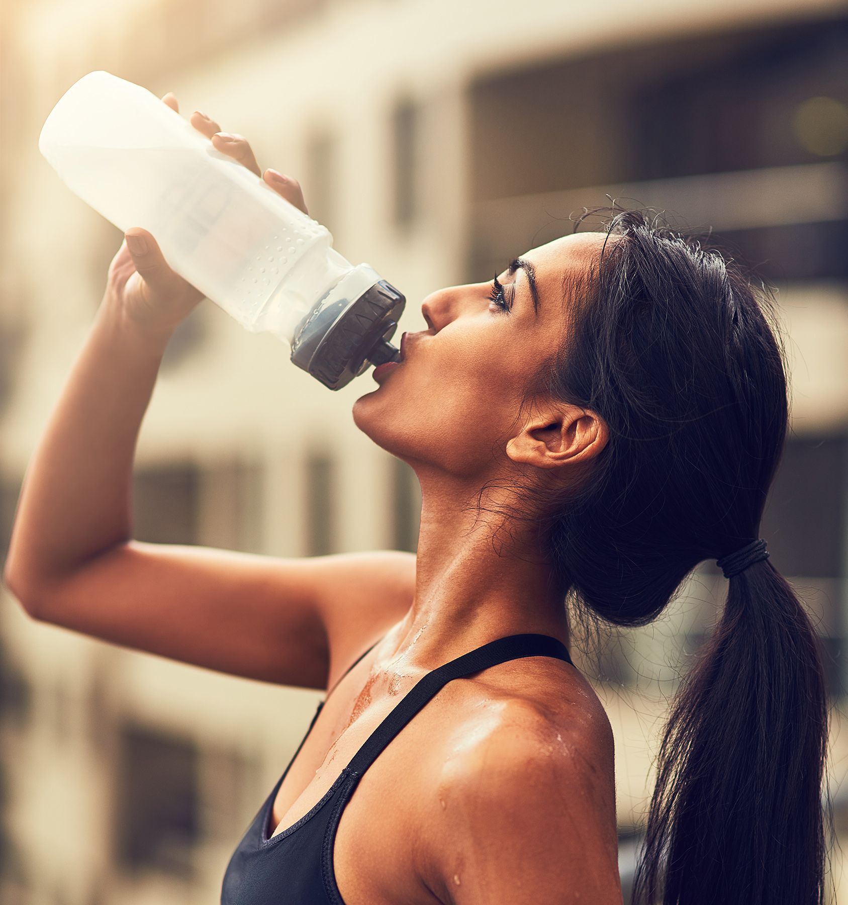 トレーニング後に水を飲む女性